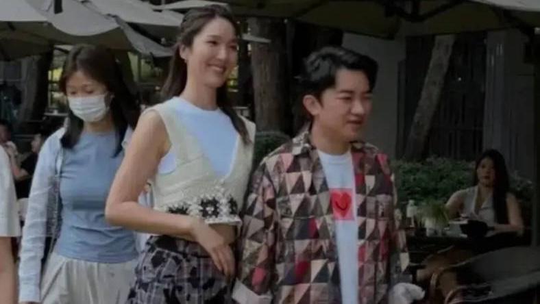 ?王祖蓝夫妇泰国地铁被偶遇 啤酒肚抢镜身高差依旧吸睛