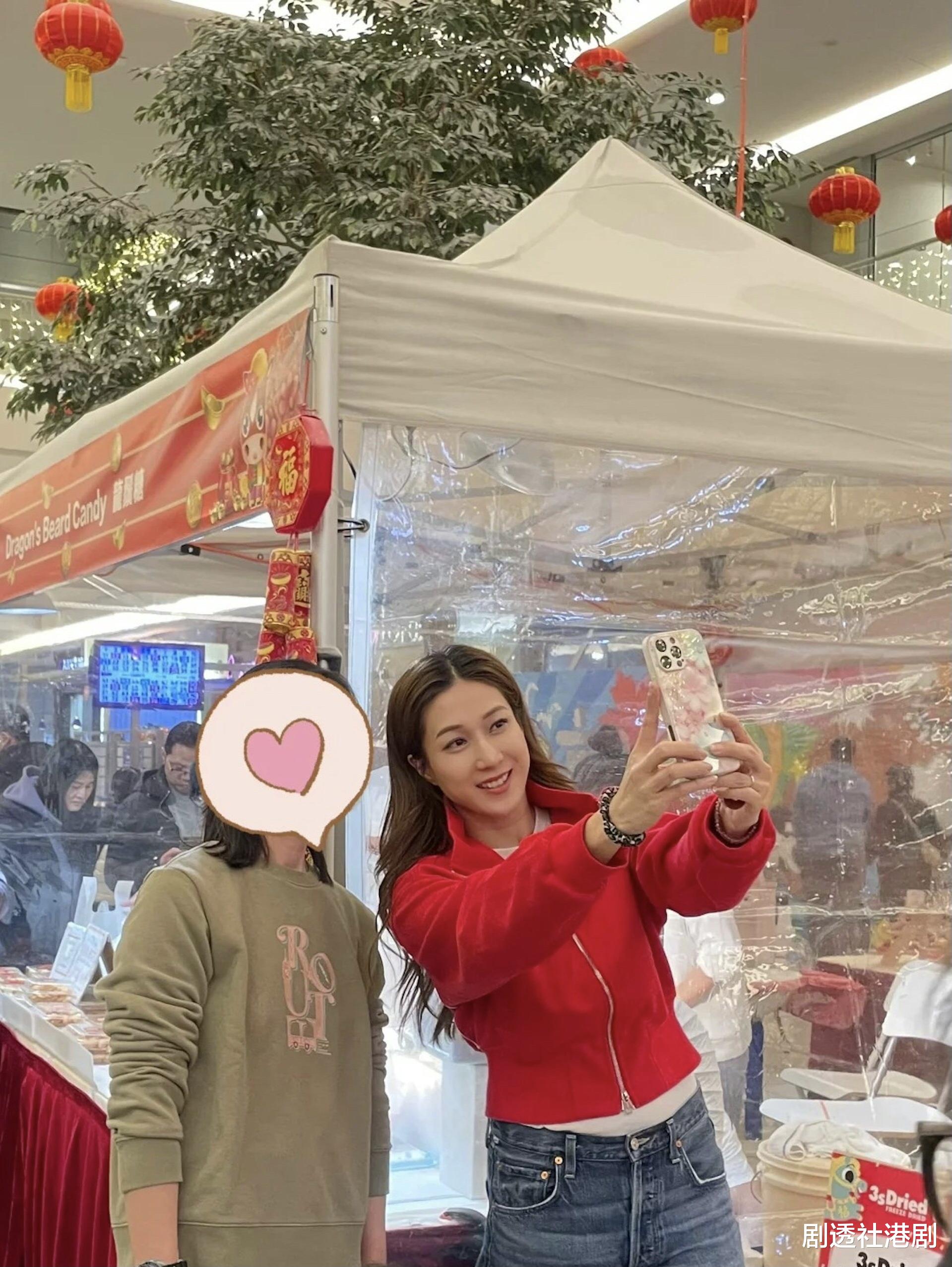 TVB前当家花旦携女摆摊卖糖果！被赞冻龄太亲和，此前一度曝婚变