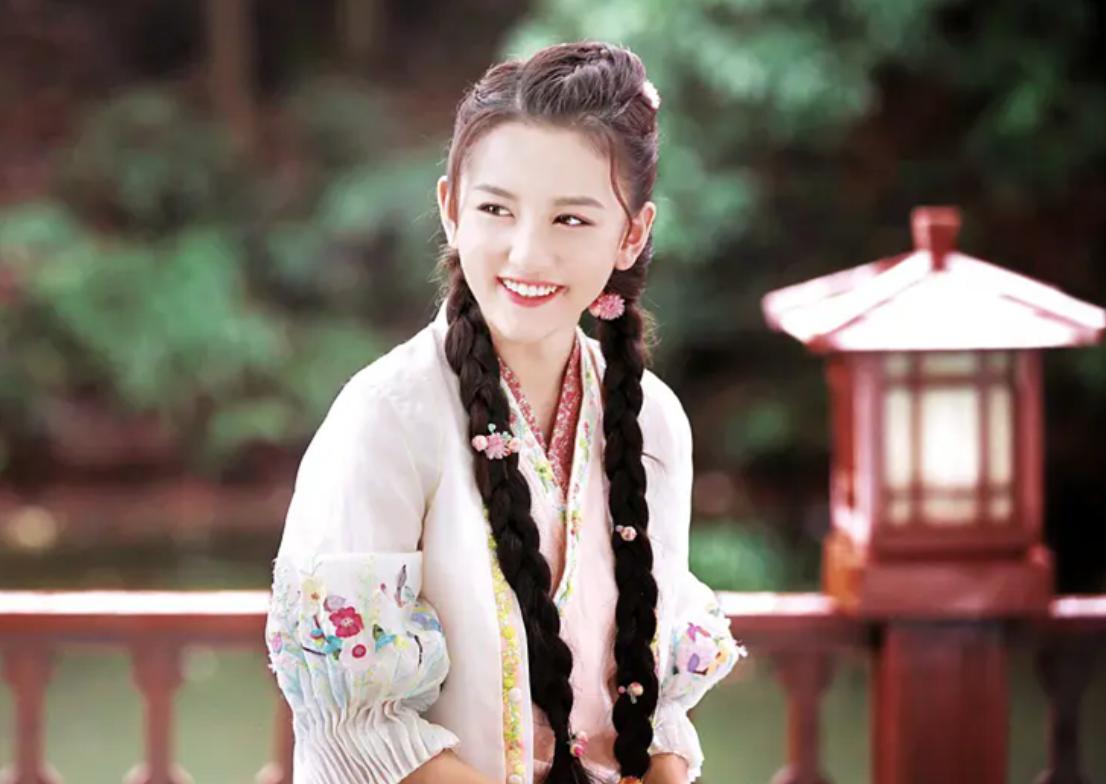她被称为内娱最美童星，长得明艳贵气 偏偏跌入低谷现重当顶流小花