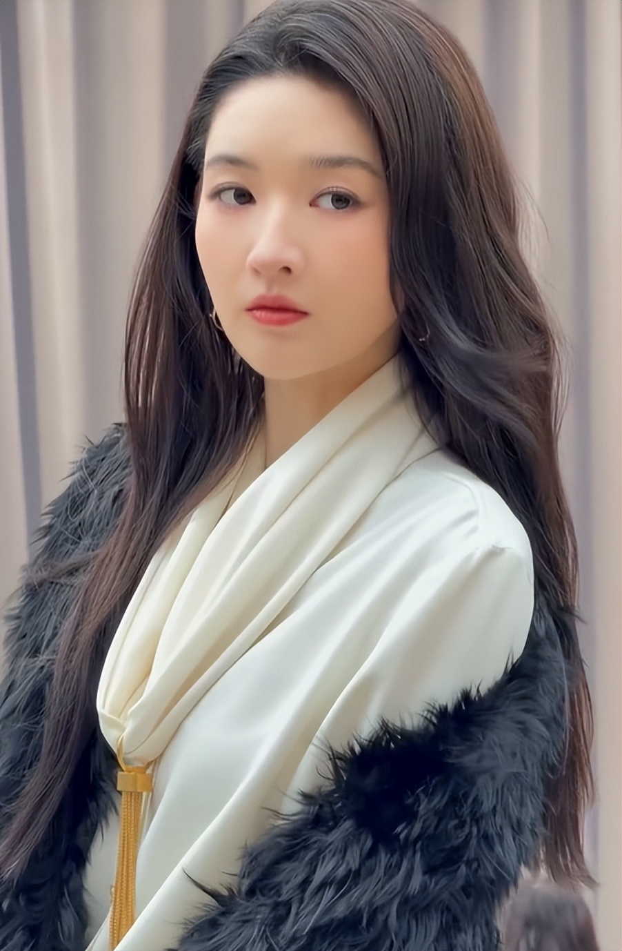 巴黎这一夜，蔡依林逆生长美绝了，周也扛住镜头，却被周迅惊艳！