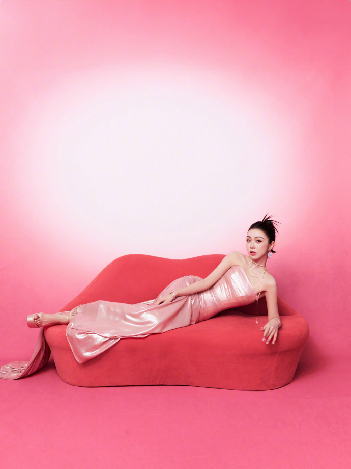 薛凯琪脚踩粉色高跟穿着粉色抹胸裙,粉粉嫩嫩的姐姐