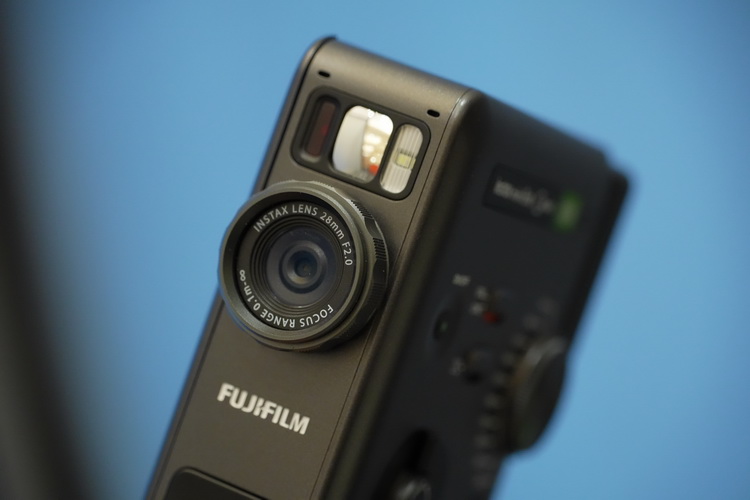 一手控制年代，你會為富士instax mini Evo Cinema掏錢么？