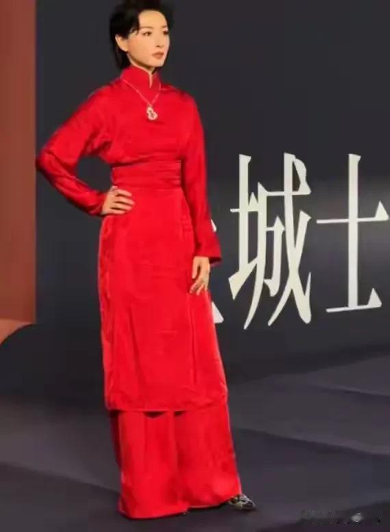 上海这夜，万茜撞脸杨澜，殷桃穿着睡袍，杨颖捂着肚子保镖呵斥人