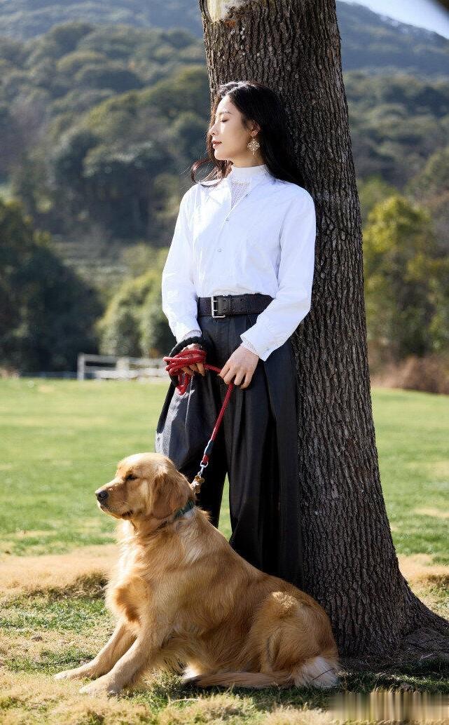 陈丽君拉夫劳伦策马逐梦大片，经典白衬衫与阔腿裤，尽显优雅风骨