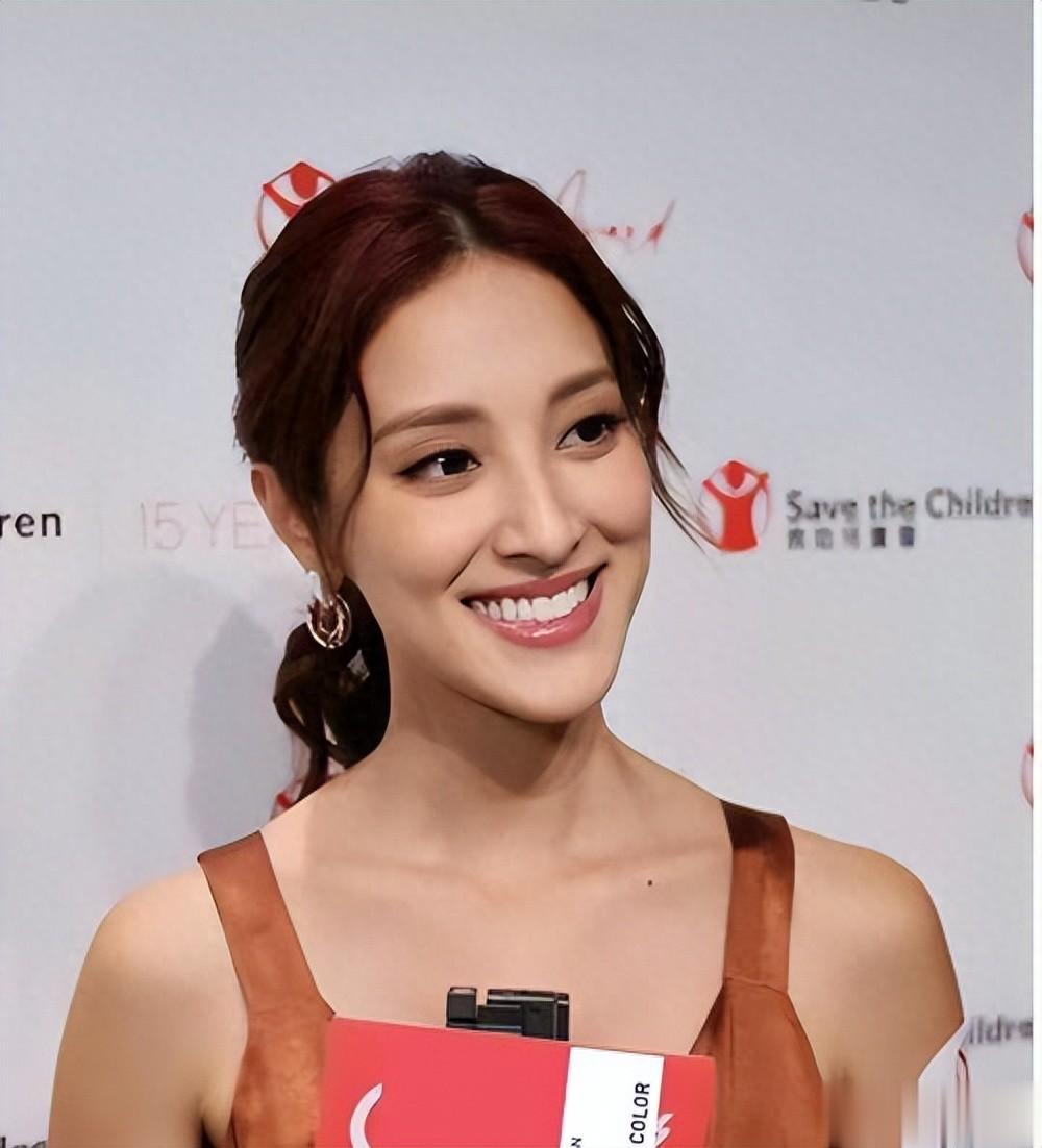 被曝父女恋后，她嫁大21岁明星4年抱3娃，现住1.2亿豪宅生活幸福