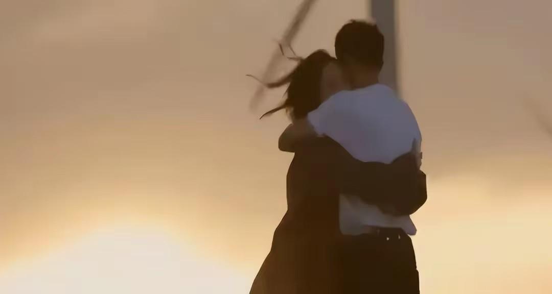 她17岁拿影后,32岁闪婚隐退十年,42岁离婚复出,如今成人间清醒