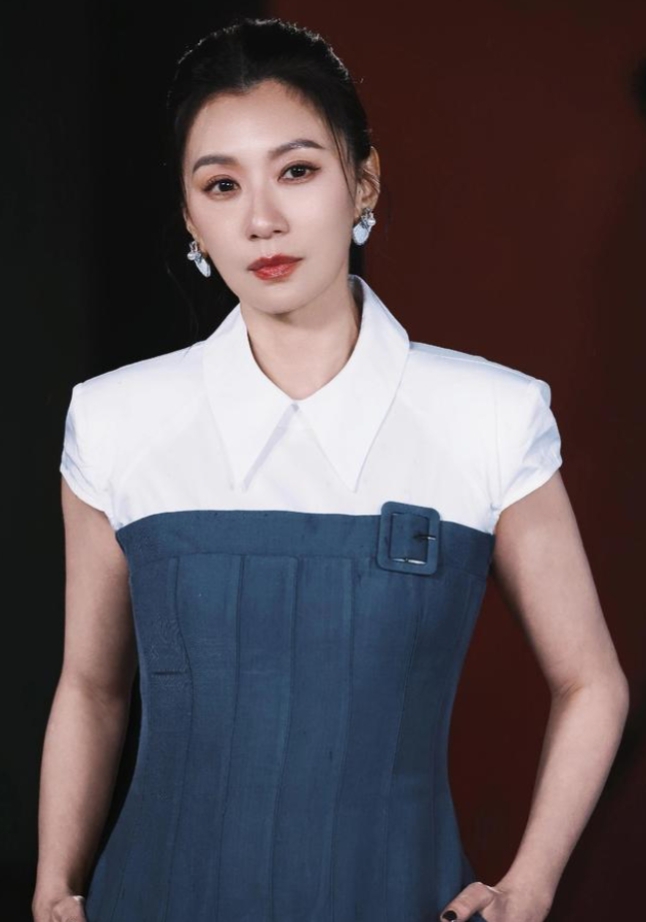 贾静雯助阵城士非遗，蓝白职场风长裙，尽显东方女性韵味