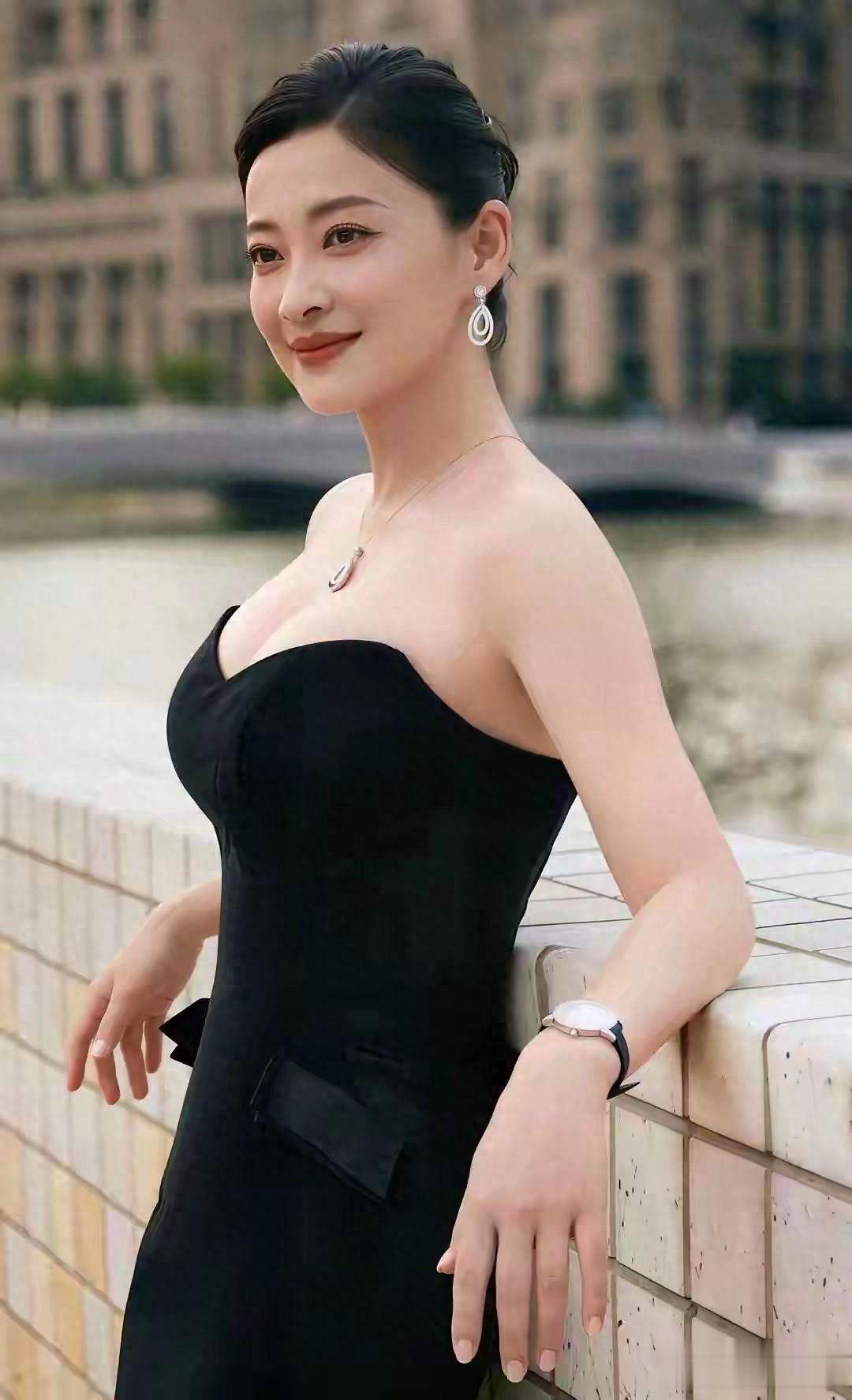 岁月偏爱梅婷！50岁依然保持出众状态，举手投足间风韵不减当年