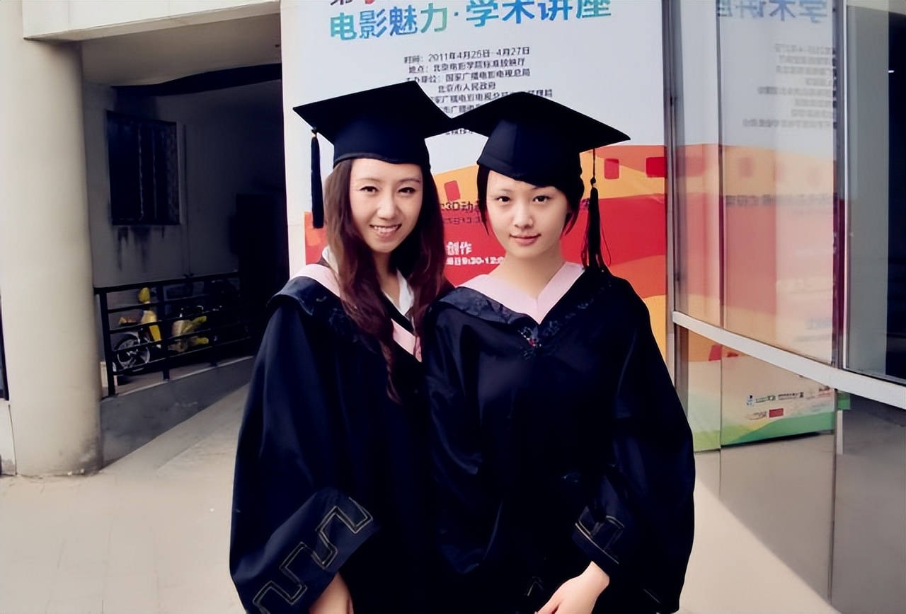封杀五年后，34岁郑爽在美直播与粉丝重聚，面部僵硬发际线稀疏