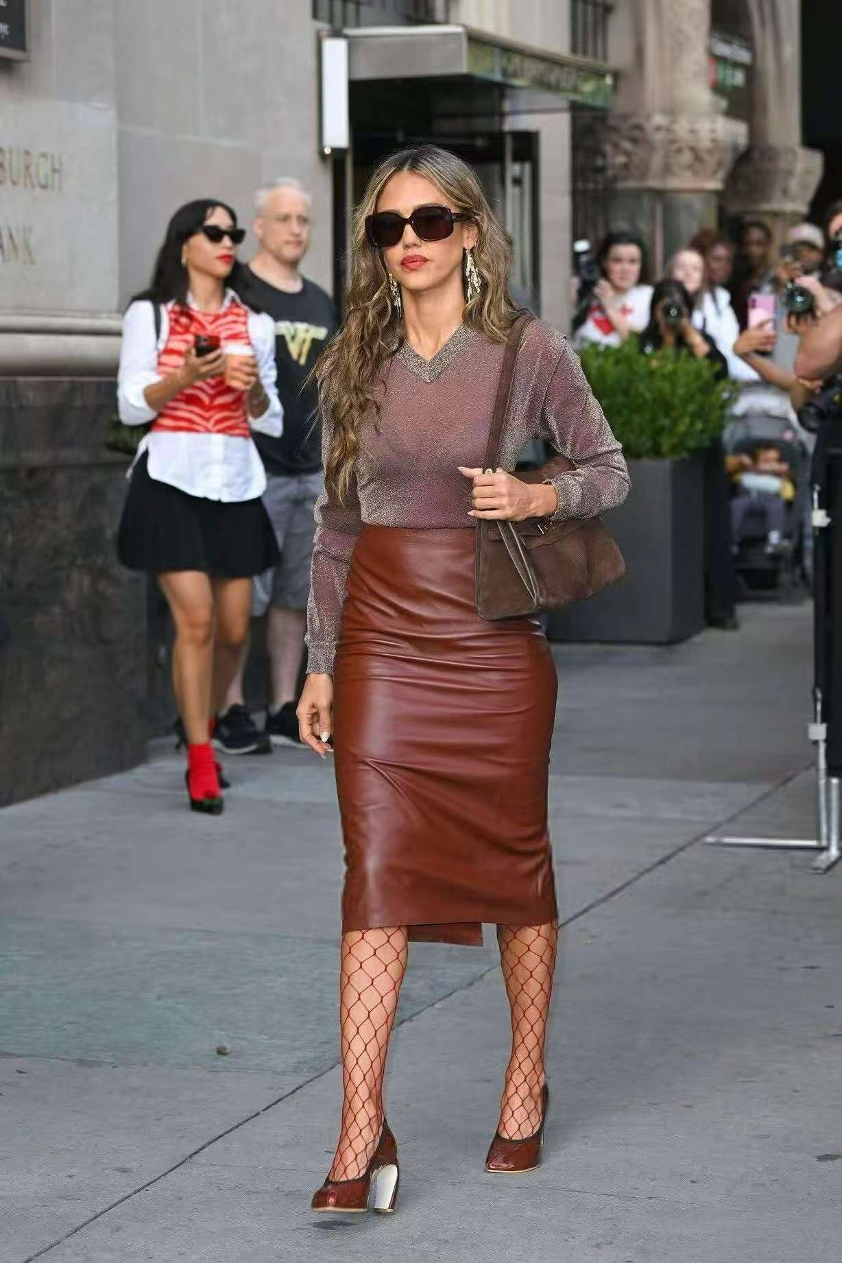 杰西卡·阿尔巴透视网纹装亮相，43岁依旧状态在线，老A8名不虚传