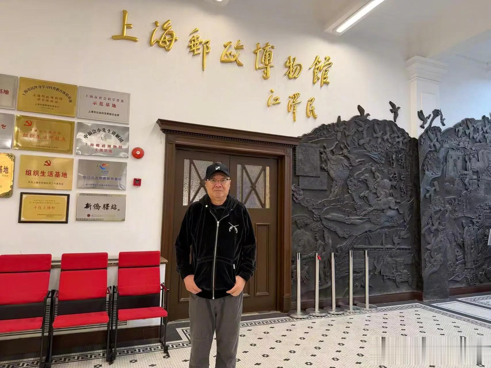 黄晓明妈妈生日！小海绵出镜，照片和窗户玻璃都被打码，太小心了