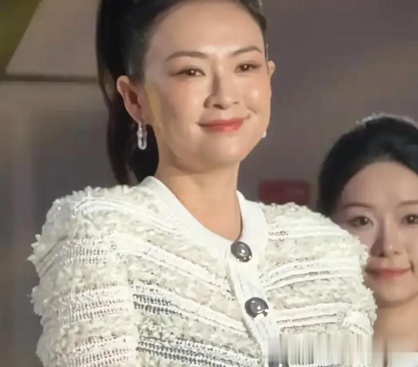 45岁张萌脸崩了，下巴坑坑洼洼后遗症明显，网友感慨她花期太短