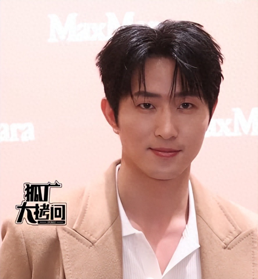 短剧演员生图现原形，嘴歪脸肿像发面馒头，弯腰驼背沧桑感十足