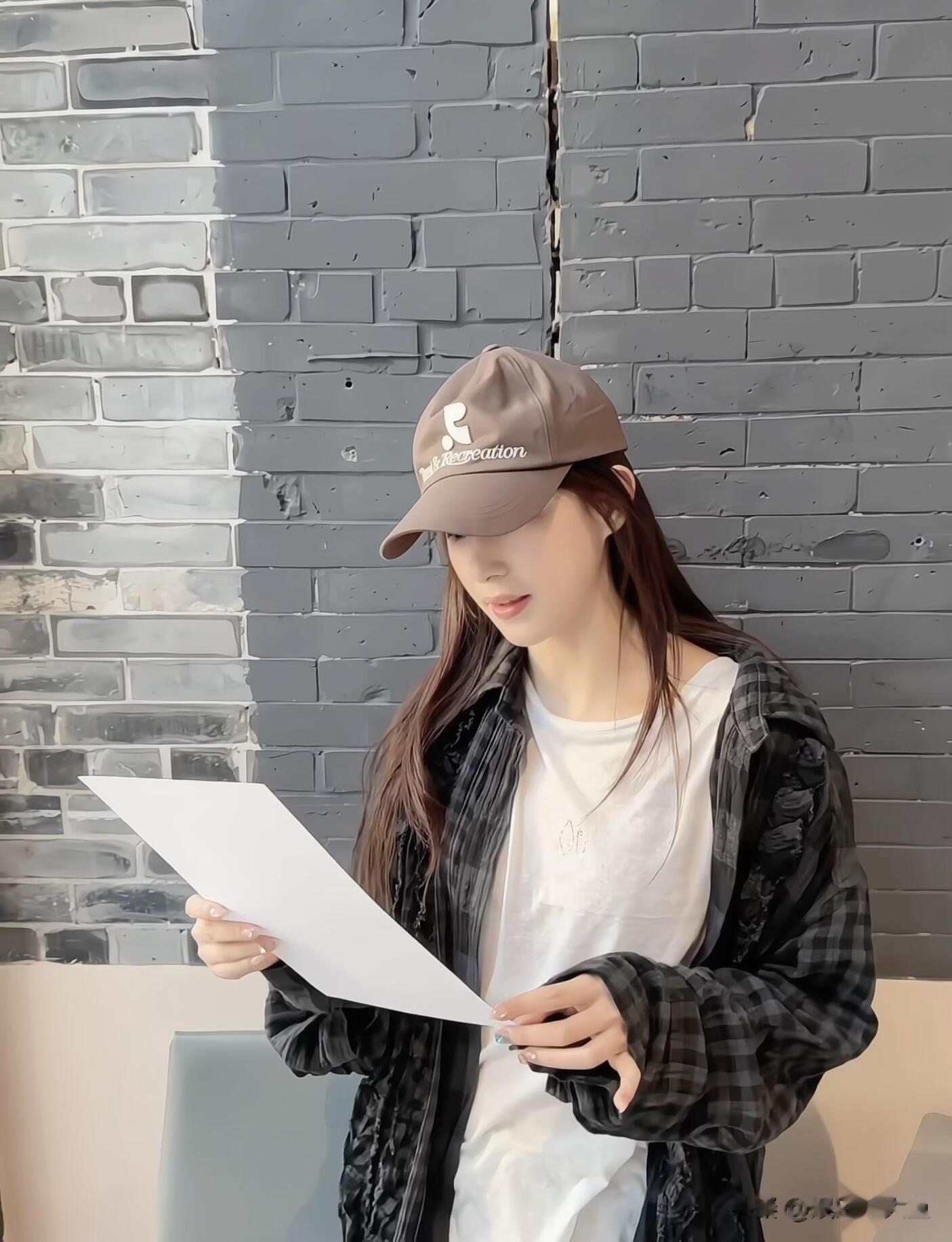 马凡舒分享美照配文:很难管住嘴，人回来了，胃还留在广东！