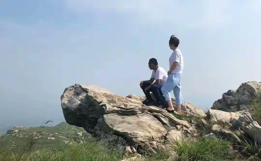 于东来牵手妻子登山,不坐豪车不请保镖,怀里的老婆才是真宝藏