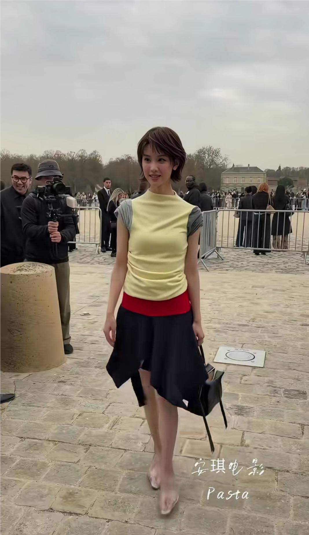 陈都灵剪了短发，像十八岁青春少女。