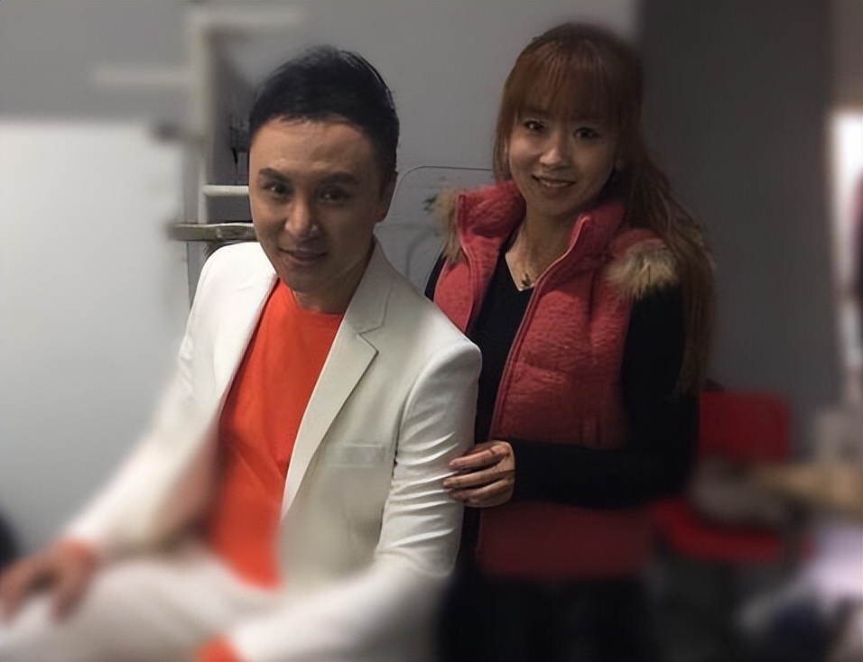 上海主持人朱桢现状，和二婚妻子生俩娃，47岁转型当俱乐部老板