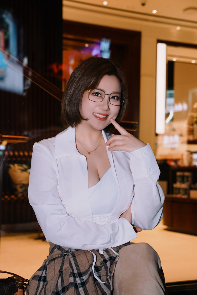 TVB艺人白云身材好辣啊，脚踩高跟筒靴穿着小短裙好诱人