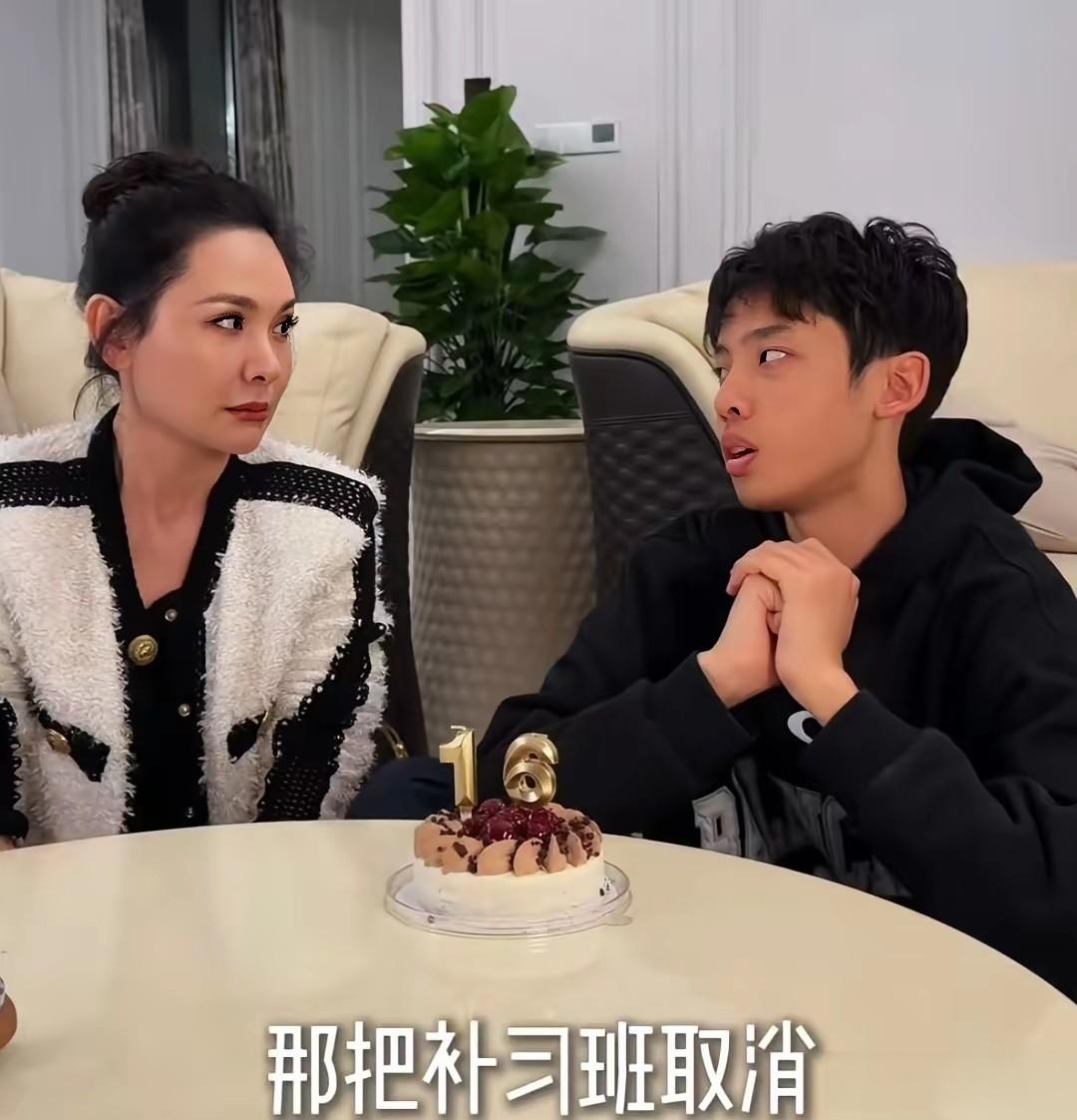郭晓冬程莉莎为爱子庆生，儿子长相翻车，完美避开父母优质颜值