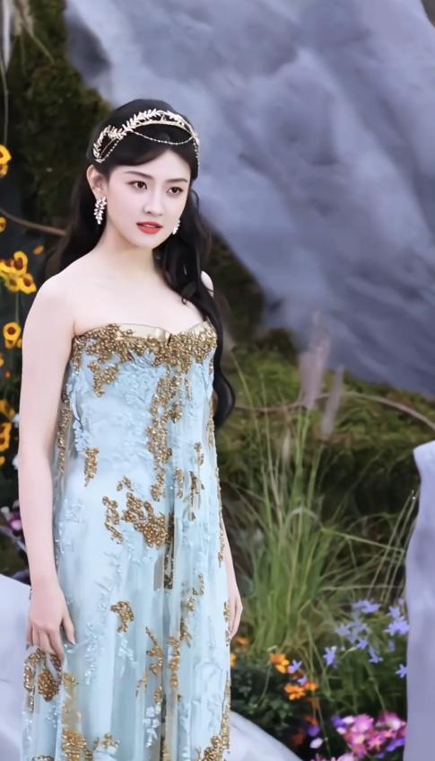 当梁洁和张予曦同框，一个大方一个端着，才懂网红和明星差别多大