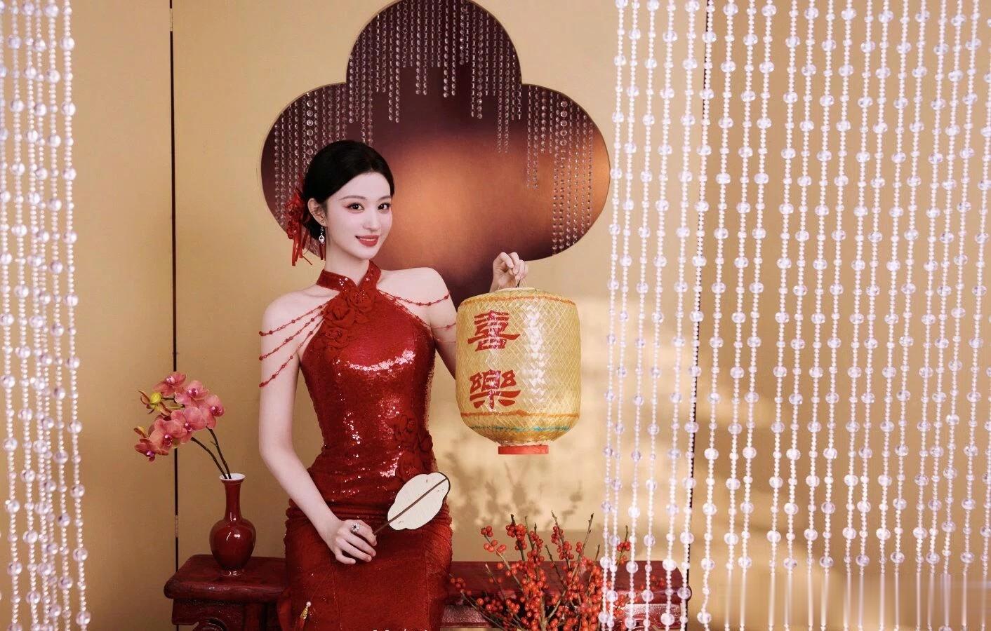王楚然春晚造型太美了，穿红裙明艳大气，状态好的像18岁!