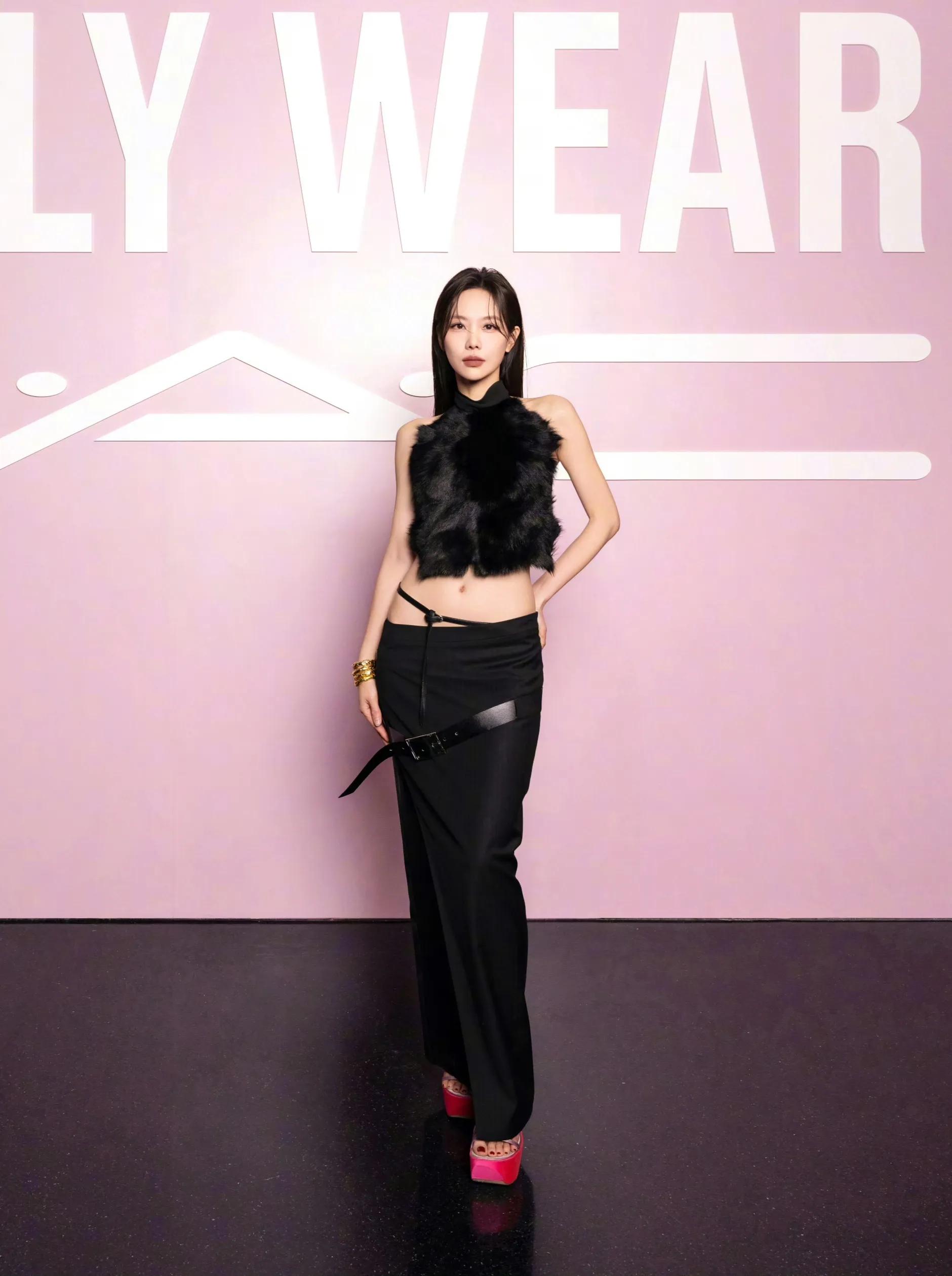 歌手、演员王菲菲性感小蛮腰