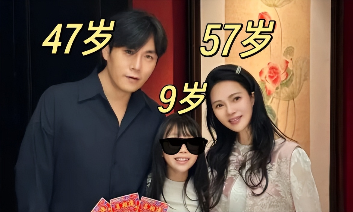 57岁伊能静在沈阳逛街,大衣吊牌没剪,网友:真人比春晚上老20岁