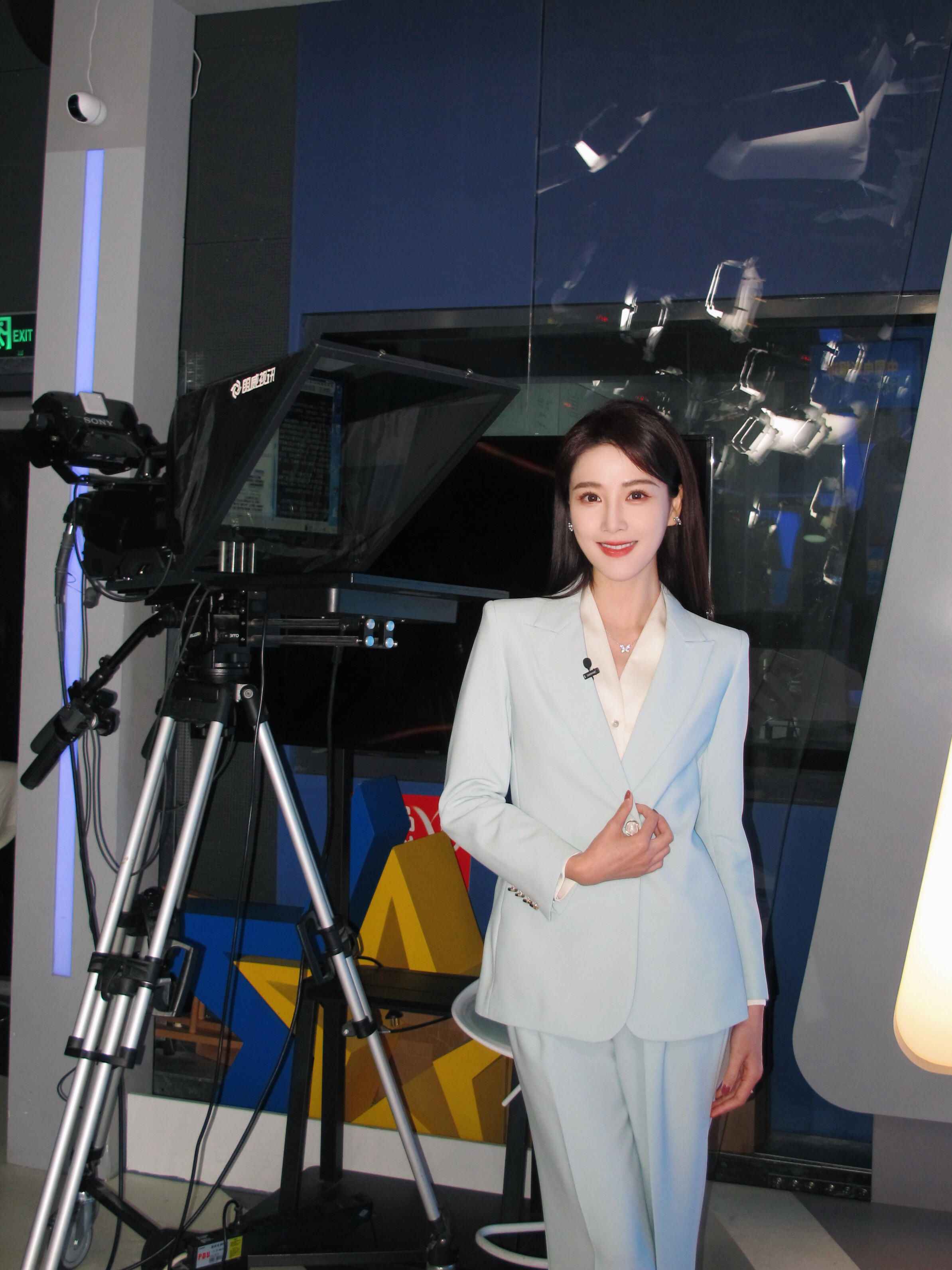 主持人李丹儿今日上班美照，这气质真绝了