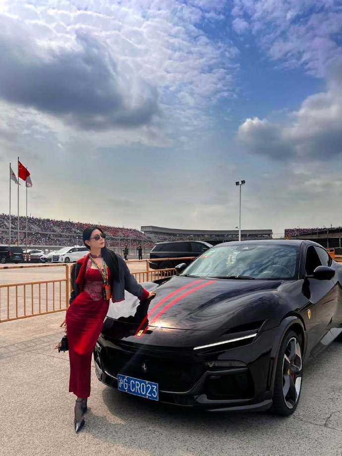 克拉拉额头的骨相太耀眼了，简直是老天赏饭。