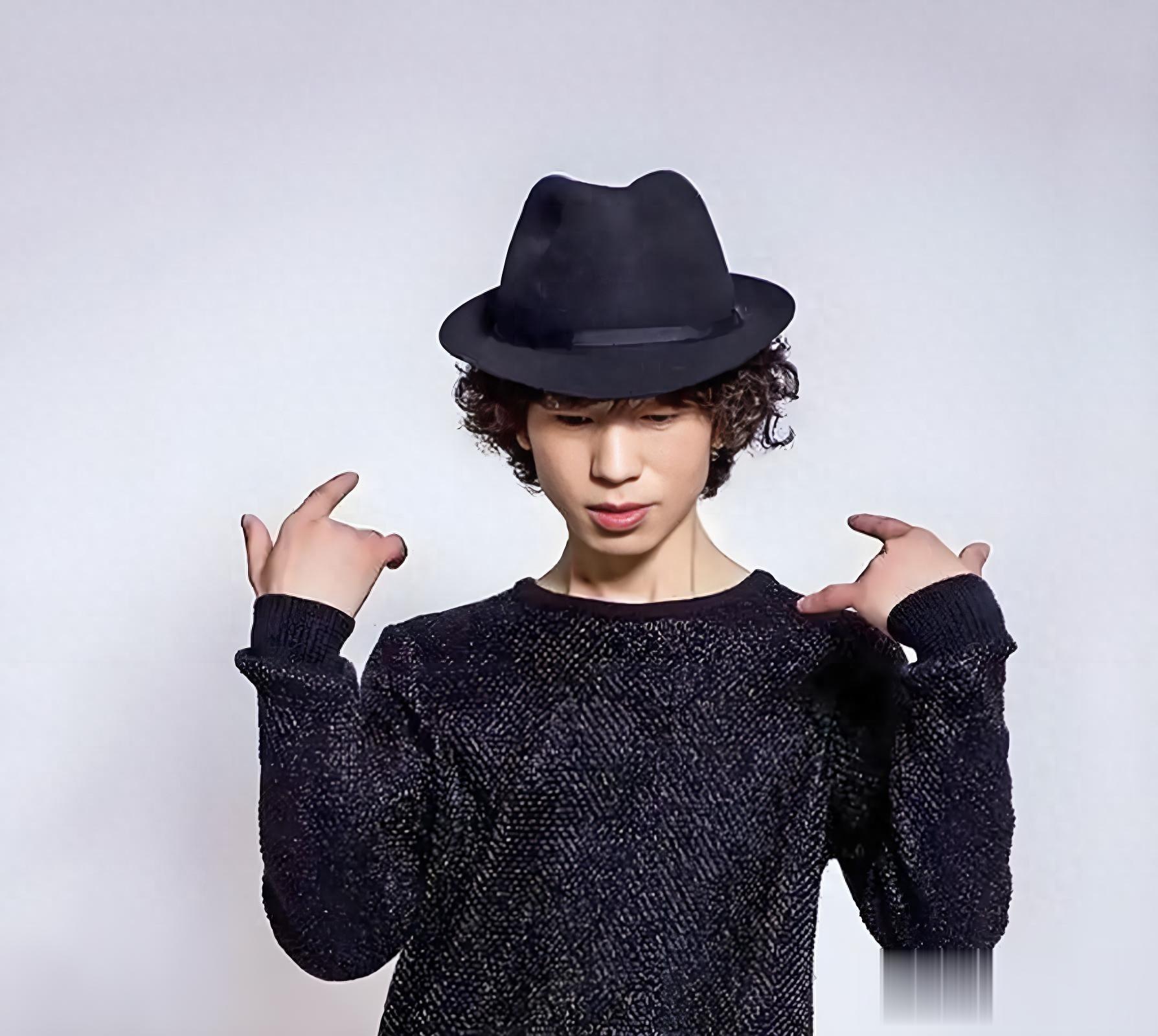 庞麦郎再撕华晨宇，工作室怒怼“冷饭又炒”，这出戏演8年了？
