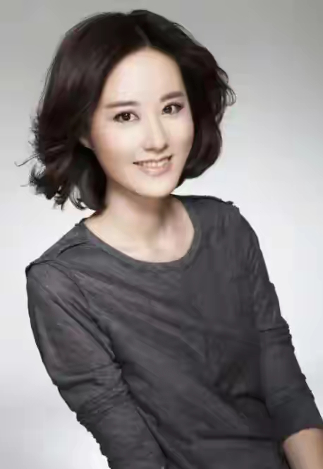 央视知性女主播秦方：才貌与初心兼具的时光美人！