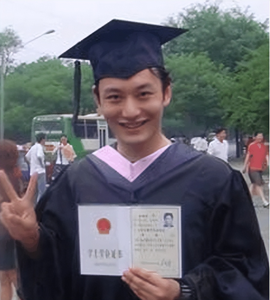 现身警局不到半月，官媒高调宣布黄晓明两大喜讯，娱乐圈地位变了