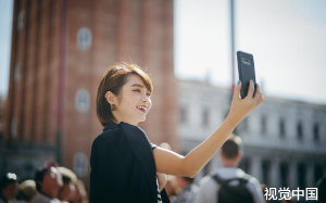 冒牌千金直播审判我，首富亲爹到场一脚踹飞：哪来的脏东西乱认爹！