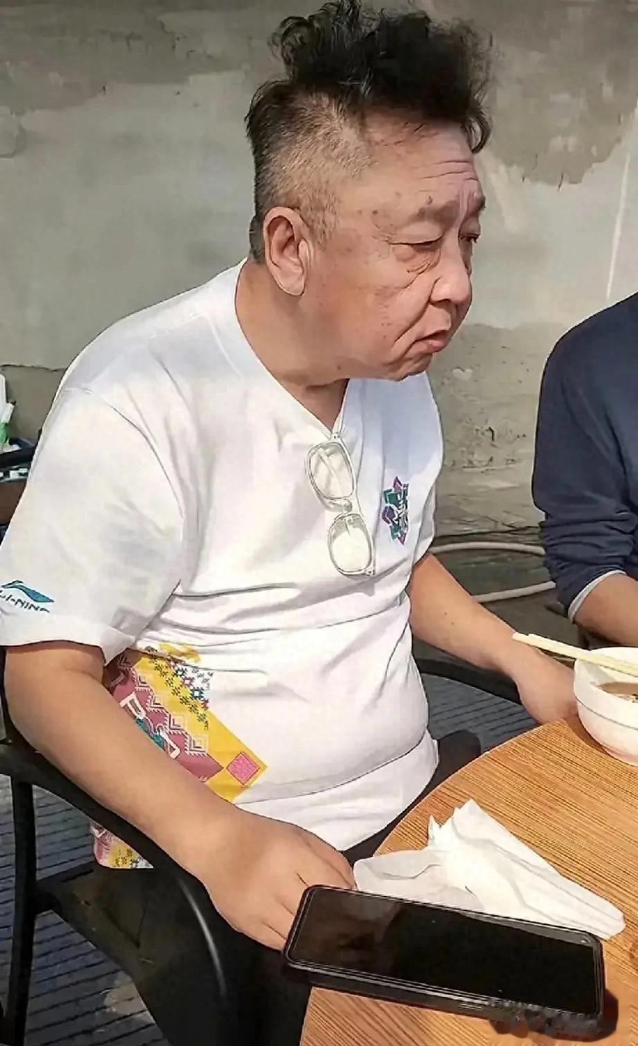 于谦在北京自家四合院请朋友吃饭,抽20多块钱的烟皮肤发皱像70岁