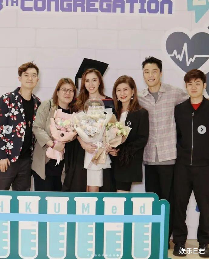 乐易玲儿子举办画展，TVB艺人集体捧场合影留念，网友：权力变现