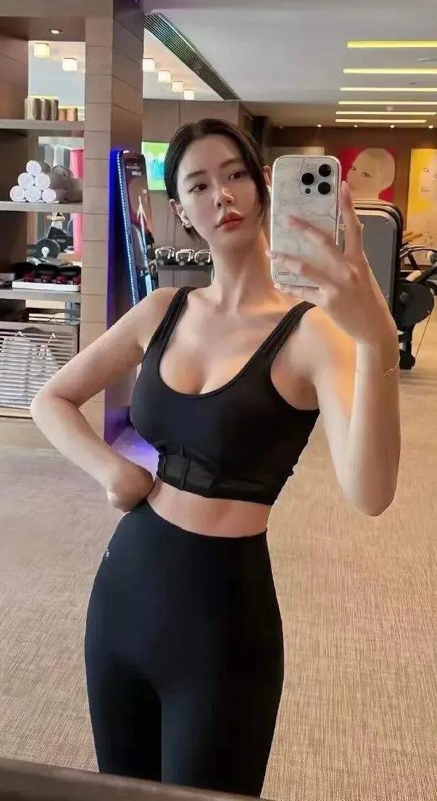 女明星们张天爱柳岩杨幂穿瑜伽裤，身材好爆了！