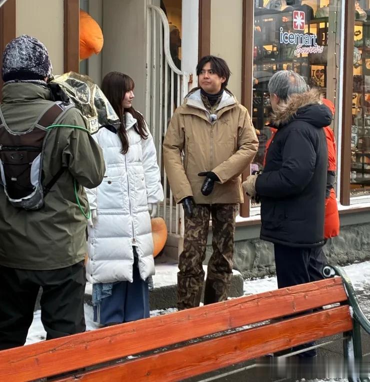 片寄凉太国外拍摄被偶遇,路透生图发福明显,网友调侃是胖寄凉太