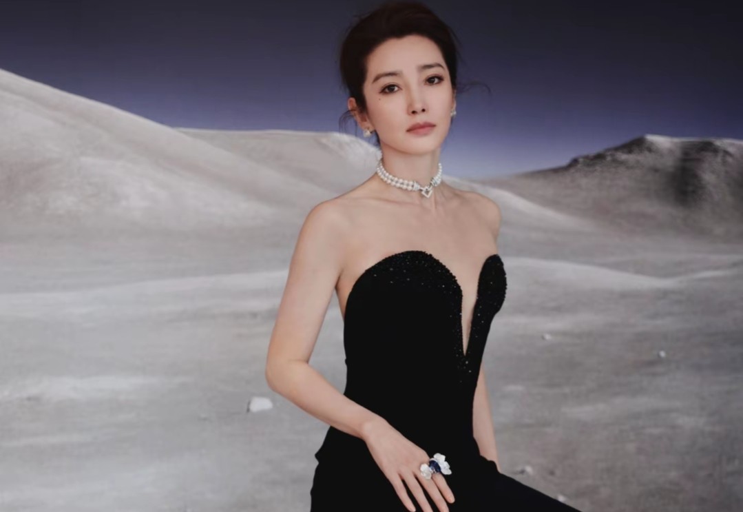 同一天出刊，53岁的李冰冰撞上了51岁的梅婷，没对比就没伤害！