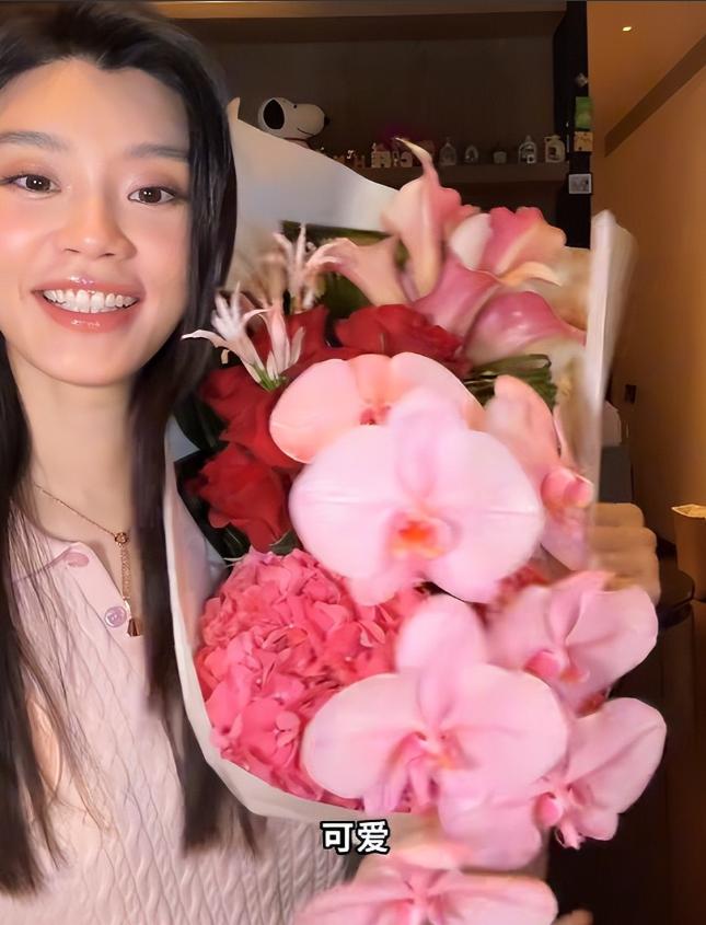 奚梦瑶素颜出镜好普！戴金项链和5个钻石手镯很炫，老公送花浪漫