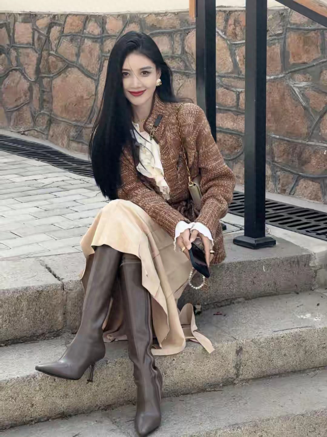 刘丹萌脚踩高跟筒靴在阳光下格外迷人，真好看