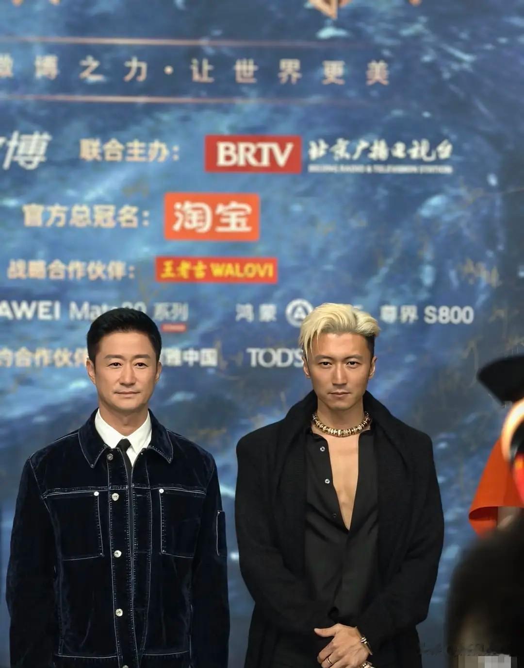 微博之夜两大硬汉同框！45岁谢霆锋帅到犯规，吴京都看笑了