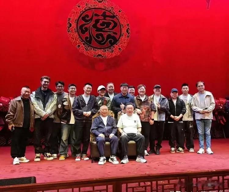 德云社上海分社开业，郭德纲穿迪奥衣三万墨镜五千， 座驾是奔驰