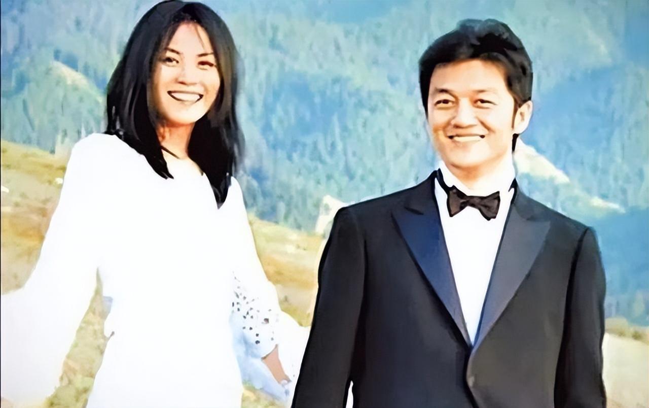 57岁王菲断崖式衰老！十个月前刚和谢霆锋秀恩爱，两人外形差距大