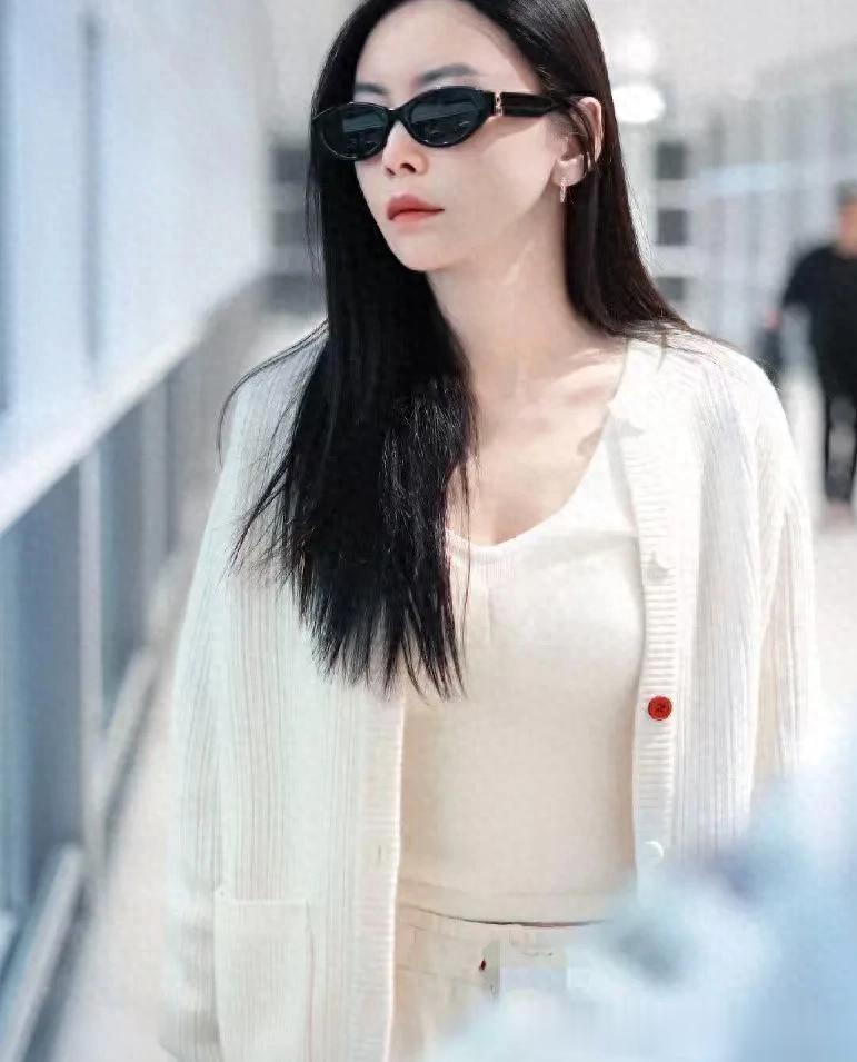 于文文机场私服才叫简约！穿针织开衫+背心+直筒裤，休闲又时髦！