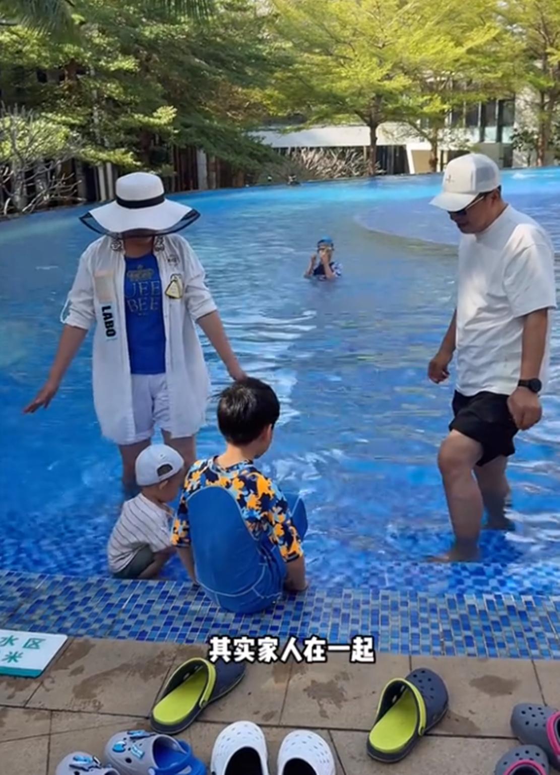 张晞临一家四口海南度假，朱敏露面，退圈10年身材发福胖到150斤