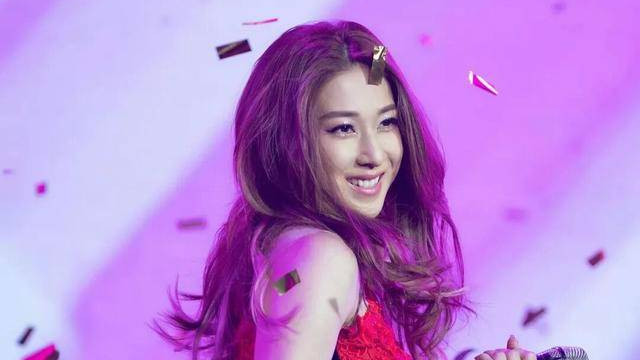 TVB前当家花旦素颜现身一元店