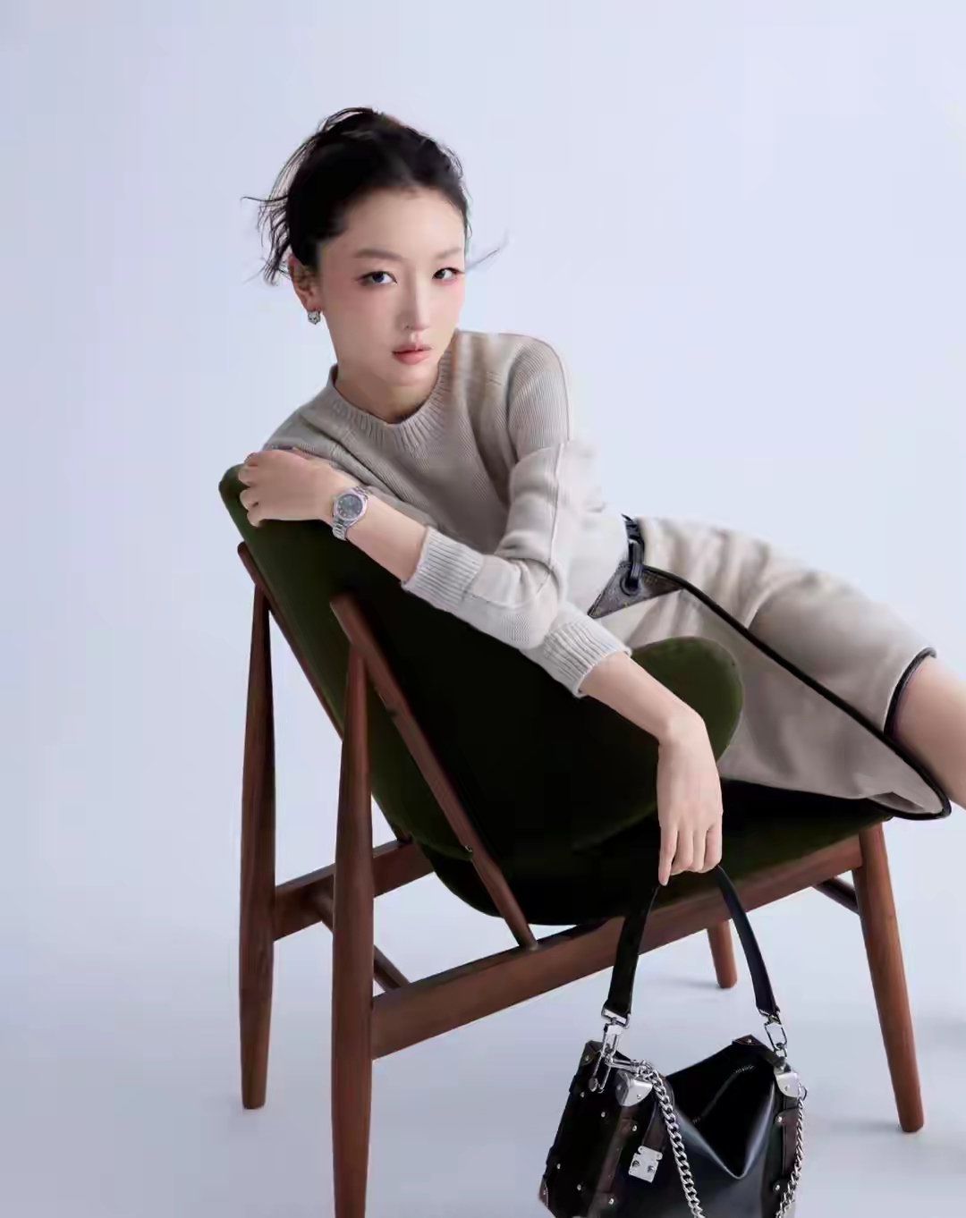 周冬雨真是女神范儿满满，简单搭配就散发出高级感！