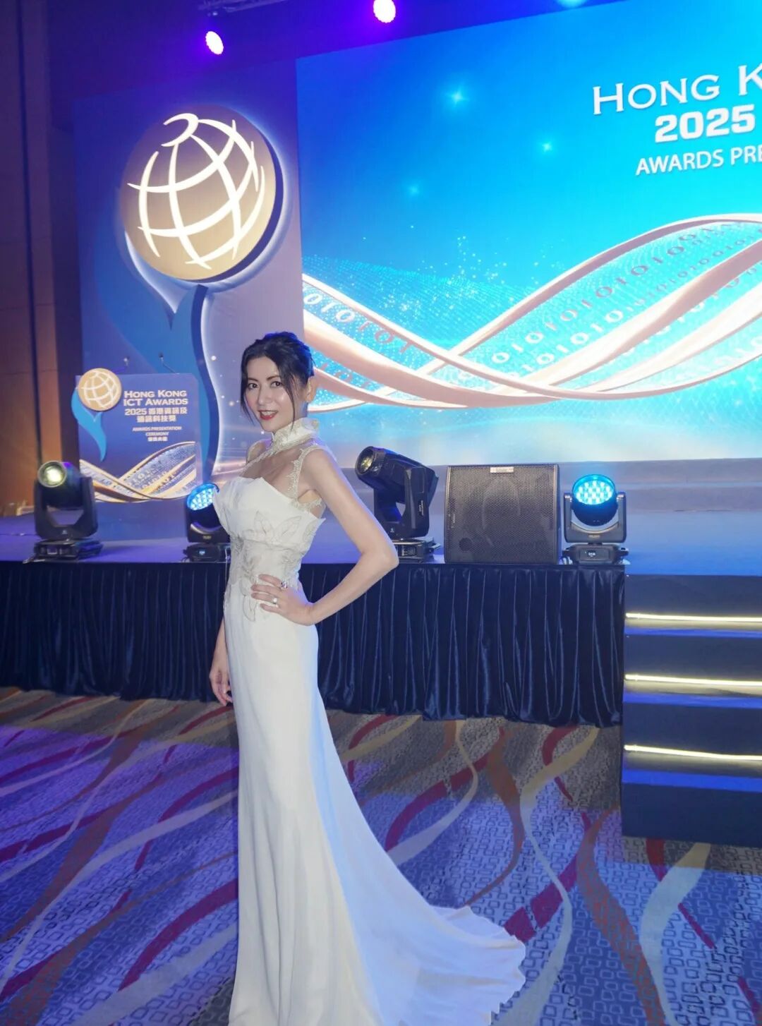 TVB前女星退圈多年仍冻龄，零赘肉身材，精通多国语言转型做司仪