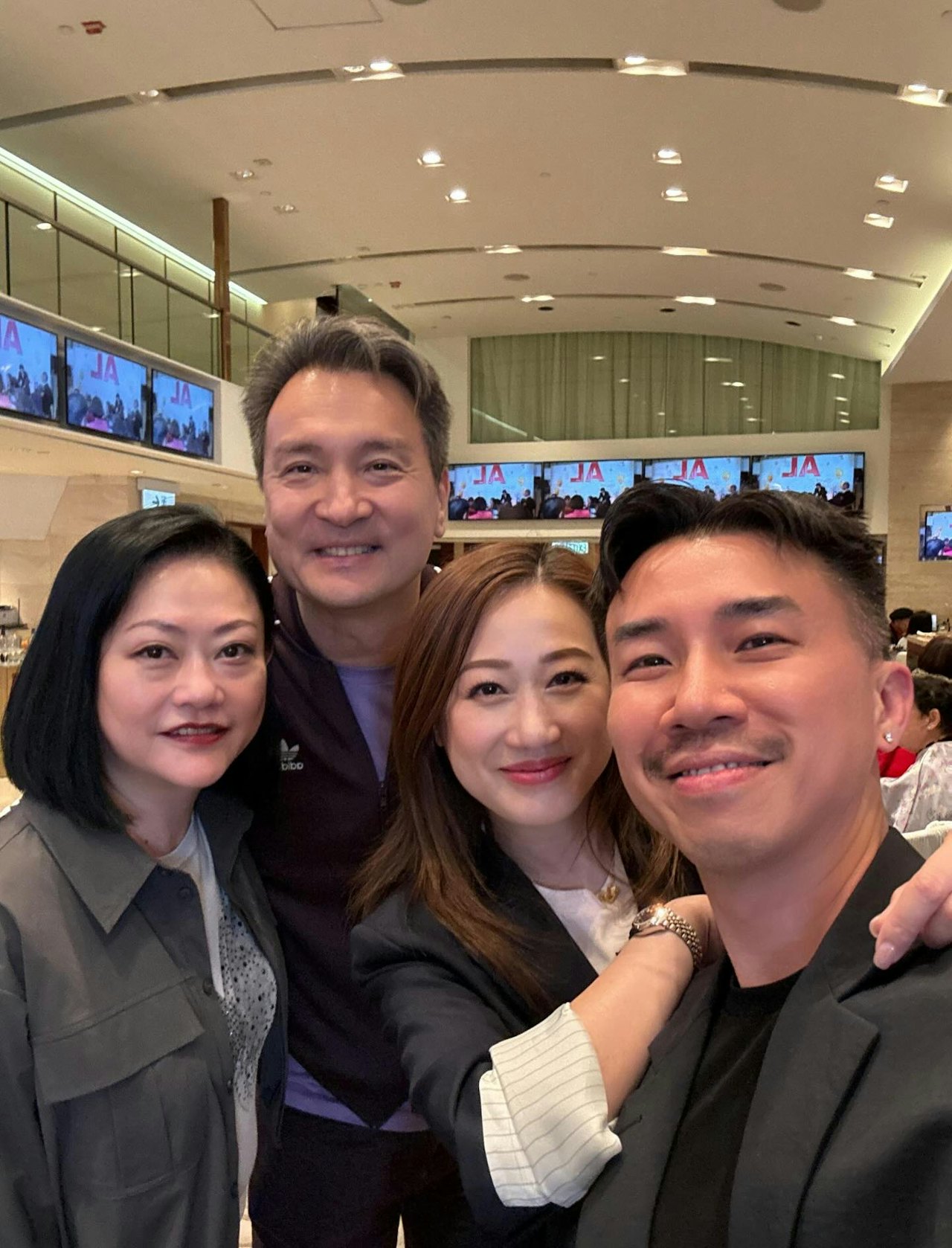 45岁TVB绿叶携夫出席寿宴，前男友也在场，三人大方合照笑容灿烂