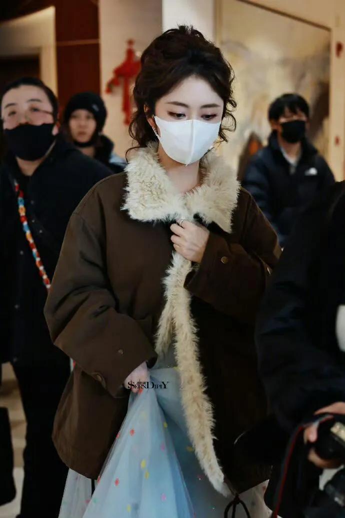 章子怡穿红裙录春晚，陈妍希娇俏，于适站蓝羽身边，张译很帅气